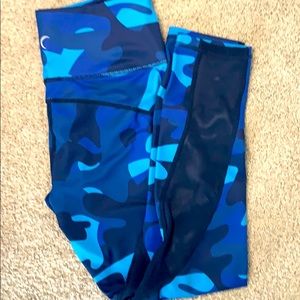 EUC 7/8 blue camo zyia leggings